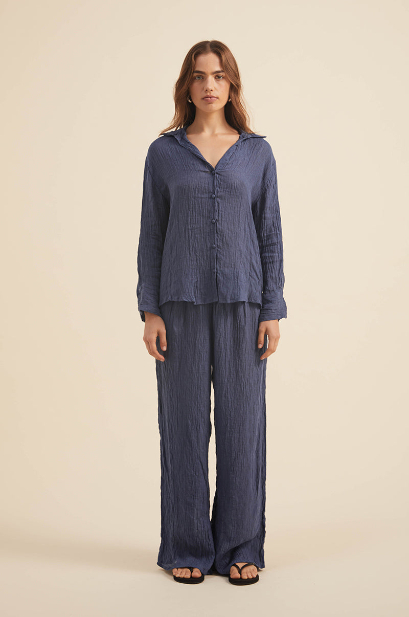 Easy-to-care crinkle linen midnight blue pants
